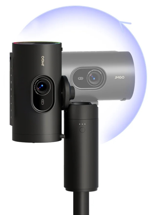 Czarny projektor JMGO z obiektywem, światłem i statywem. Szara projekcja w tle. Urządzenie znajduje się na białej powierzchni.