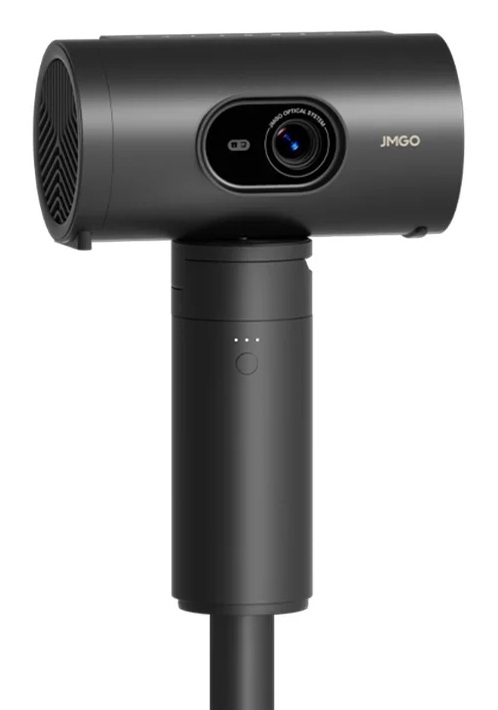 Czarny projektor JMGO z obiektywem, otworami wentylacyjnymi i cylindryczną podstawą, zamontowany na statywie. Posiada wskaźnik i przycisk zasilania.