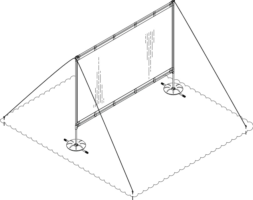Prostokątny ekran podparty słupami i linami odciągowymi. Ekran stoi na okrągłych podstawach i jest zakotwiczony do ziemi linami.