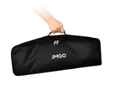 Ręka trzyma czarną torbę z napisem 'JMGO'. Torba ma dwa zamki błyskawiczne i uchwyt. Tło jest białe.