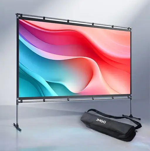 Duży ekran projekcyjny na statywie wyświetla kolorowy, abstrakcyjny wzór. Czarna torba transportowa leży na podłodze w pobliżu.