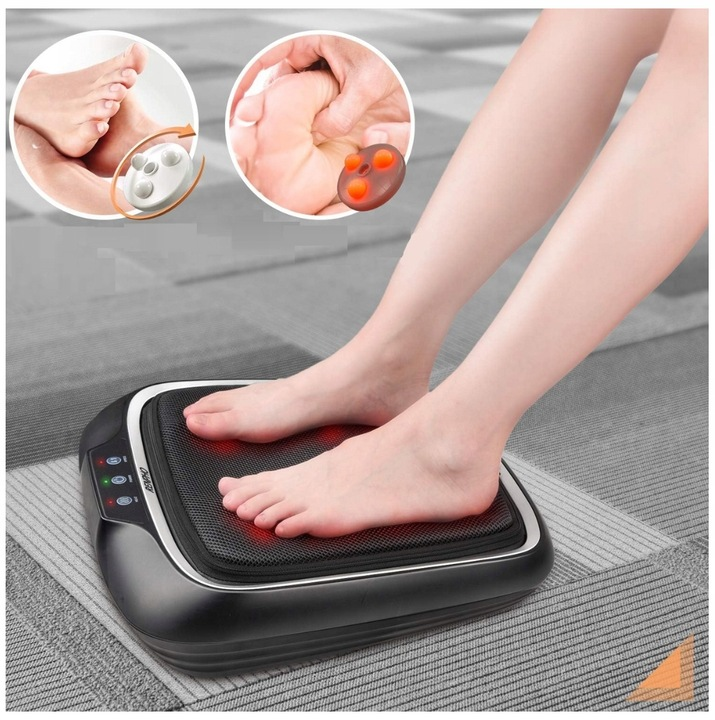 Stopy osoby na masażerze do stóp. Wstawki pokazują narzędzia do masażu stóp. Czarny i srebrny masażer na szarej macie.