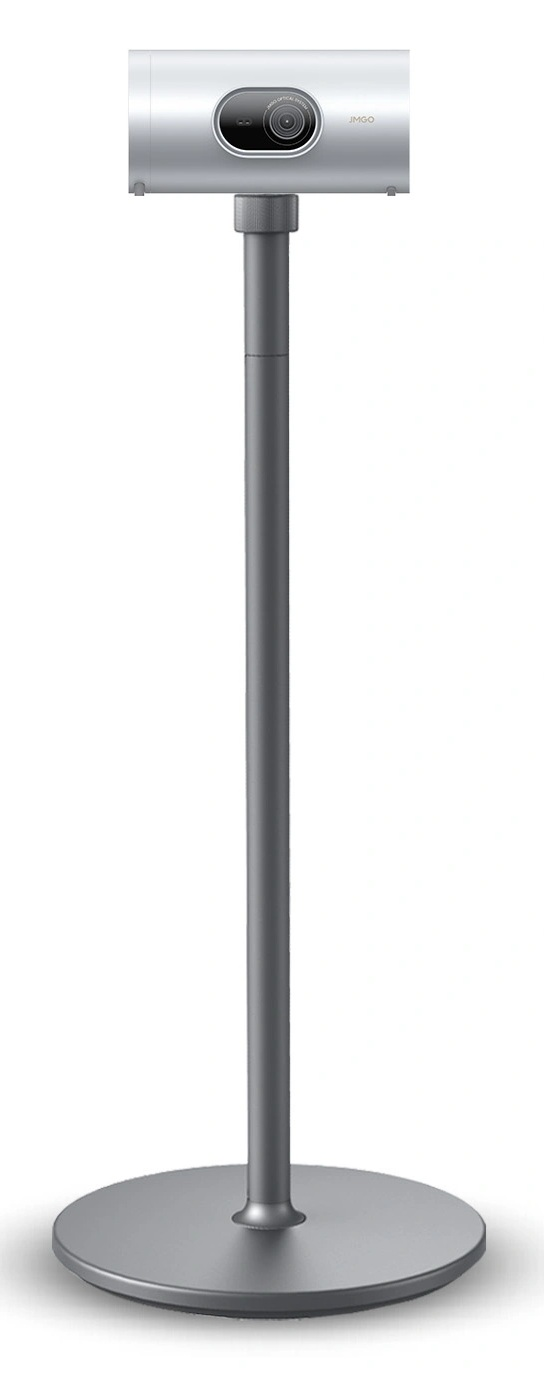 Srebrny projektor na statywie. Projektor ma obiektyw, a statyw ma słupek i okrągłą podstawę. Białe tło.