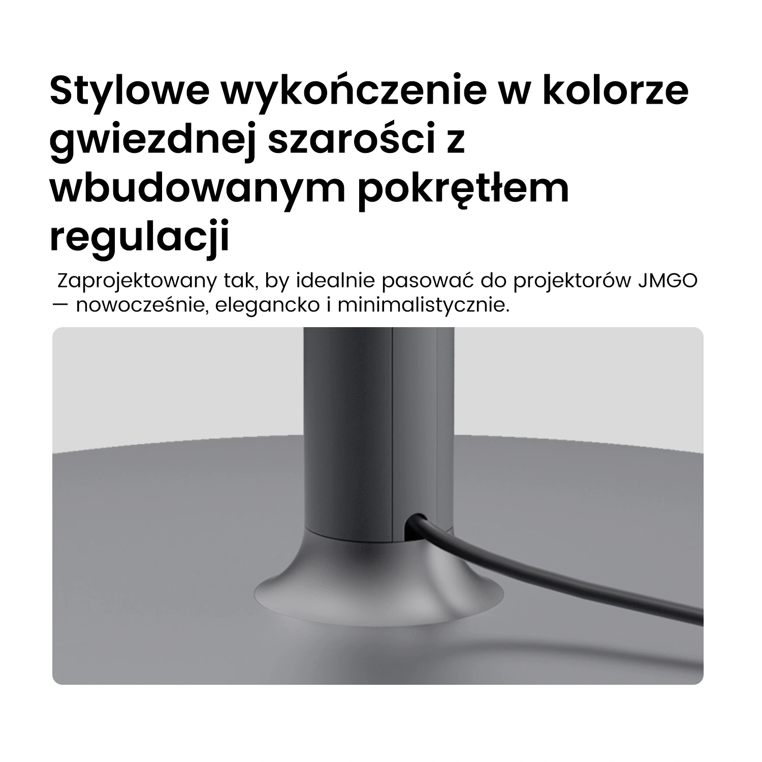 Szary stojak z czarnym kablem, prawdopodobnie do projektora. Stojak stoi na szarej powierzchni, nad nim tekst.