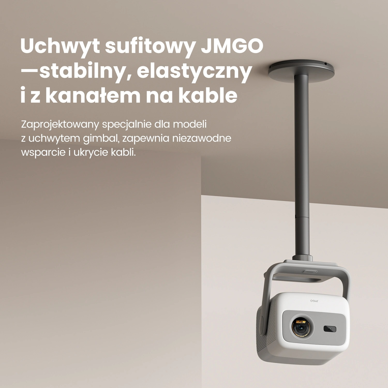 Biały projektor zawieszony jest na suficie za pomocą szarego mocowania. Tekst brzmi: Uchwyt sufitowy JMGO - stabilny, elastyczny i z kablem.