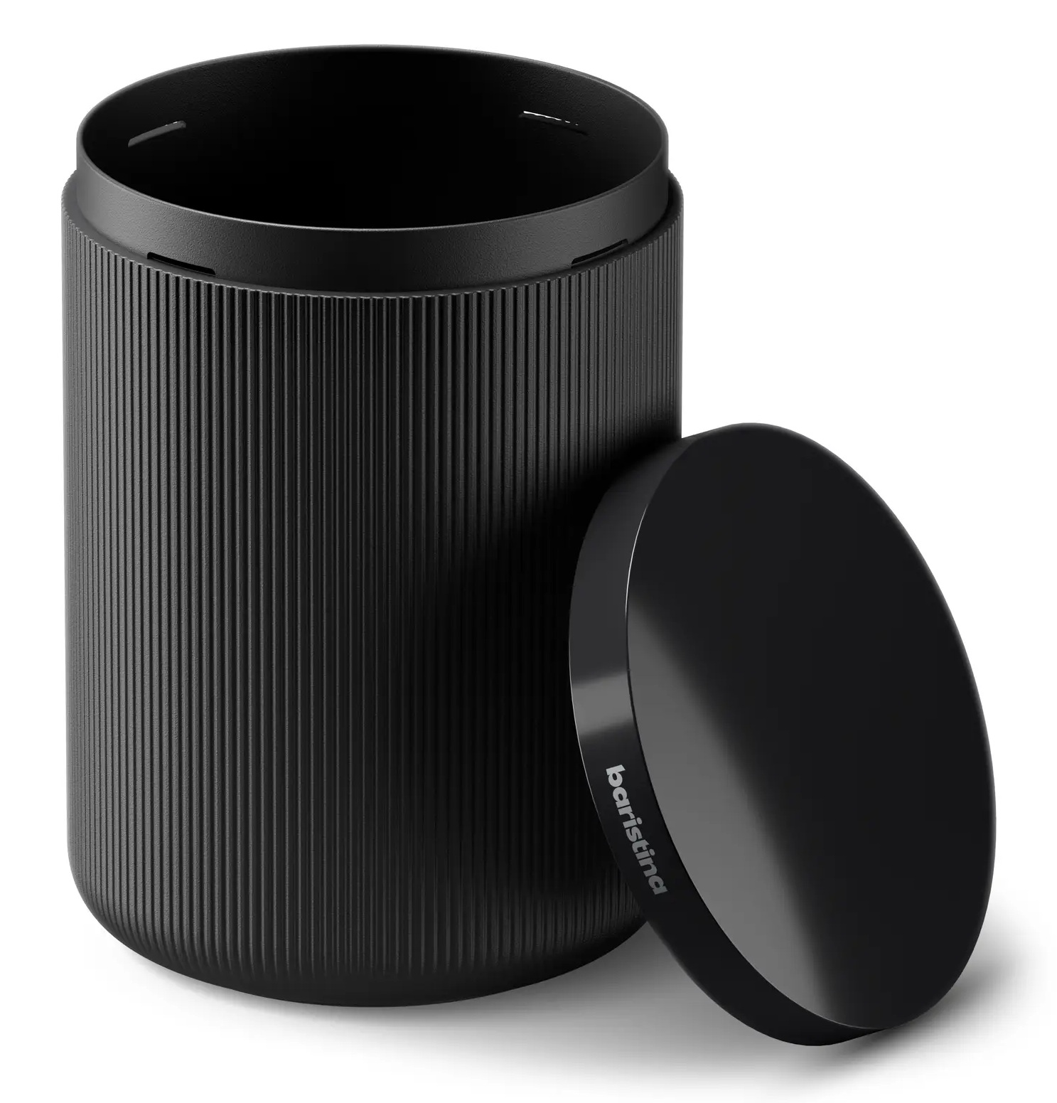 Czarny, cylindryczny pojemnik z pokrywką. Pojemnik ma pionowe żłobienia, pokrywka jest okrągła. Widoczna jest nazwa marki.