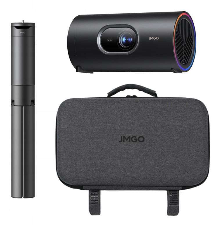 Czarny projektor JMGO, futerał i statyw. Projektor ma obiektyw i kolorowy otwór wentylacyjny. Futerał jest szary.