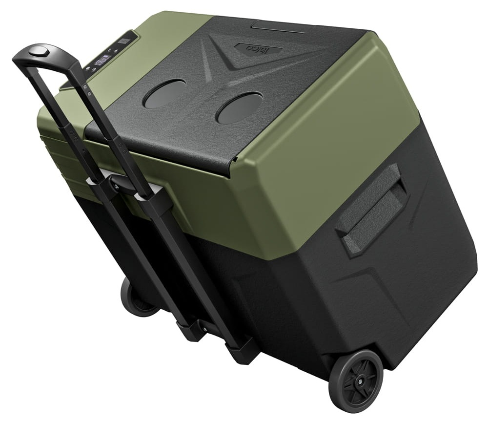 Lodówka Igloo na kółkach, oliwkowo-zielona i czarna. Ma chowany uchwyt i dwa koła. Pokrywa jest czarna z dwoma otworami.