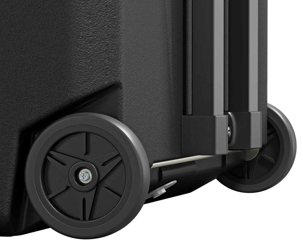 Zbliżenie czarnej chłodziarki z dwoma kołami. Uchwyt jest częściowo widoczny. Koła są czarne z wzorem gwiazdy.