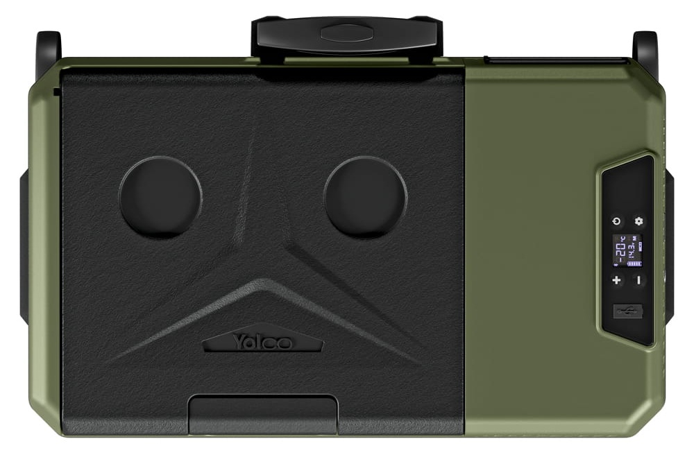 Widok z góry na zieloną i czarną chłodziarkę. Ma cyfrowy wyświetlacz, uchwyt i teksturowany panel przedni z logo 'Yolco'.
