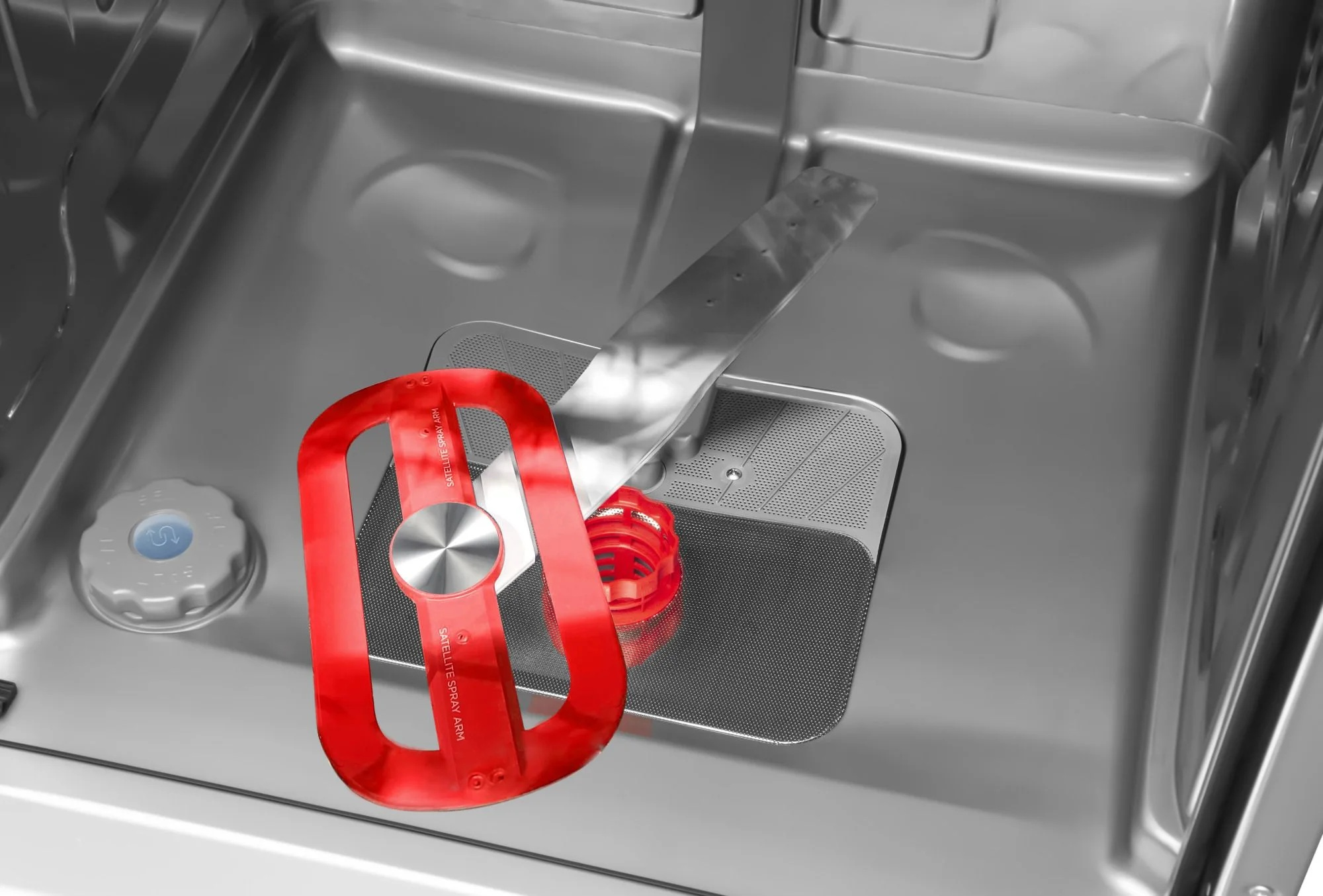 Wnętrze zmywarki. Czerwone ramię natryskowe satelitarne, srebrne ramię natryskowe, filtr i szare wnętrze ze stali nierdzewnej.