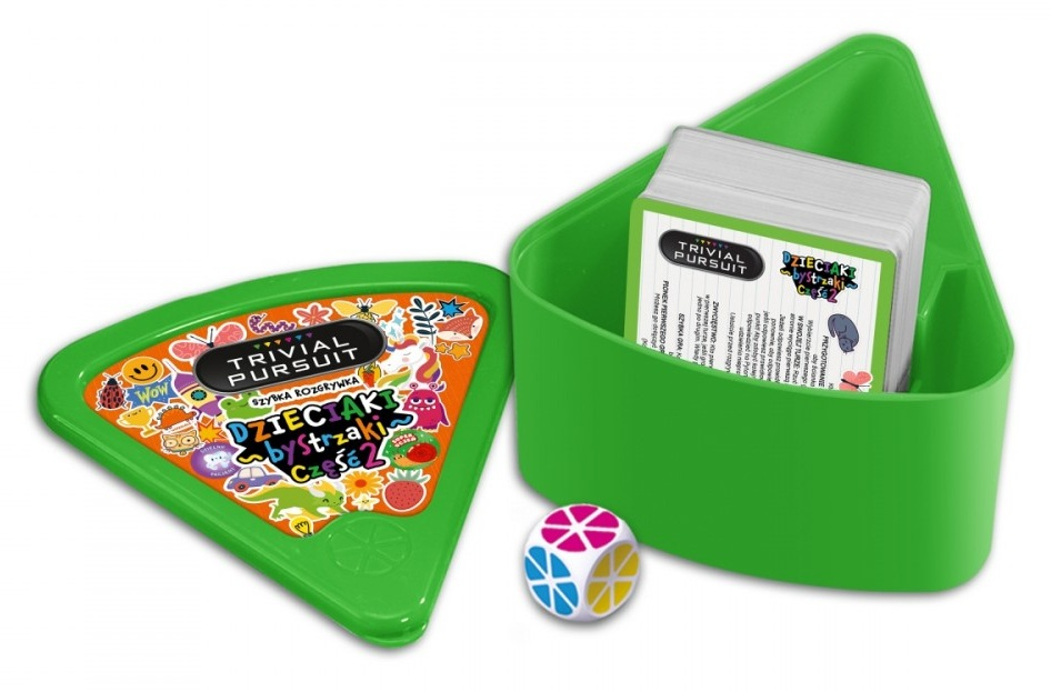 Zielone trójkątne pudełko do gry z otwartą pokrywą, odsłaniające karty do gry. Z przodu leży kostka. Pudełko ma kolorową grafikę i tekst.