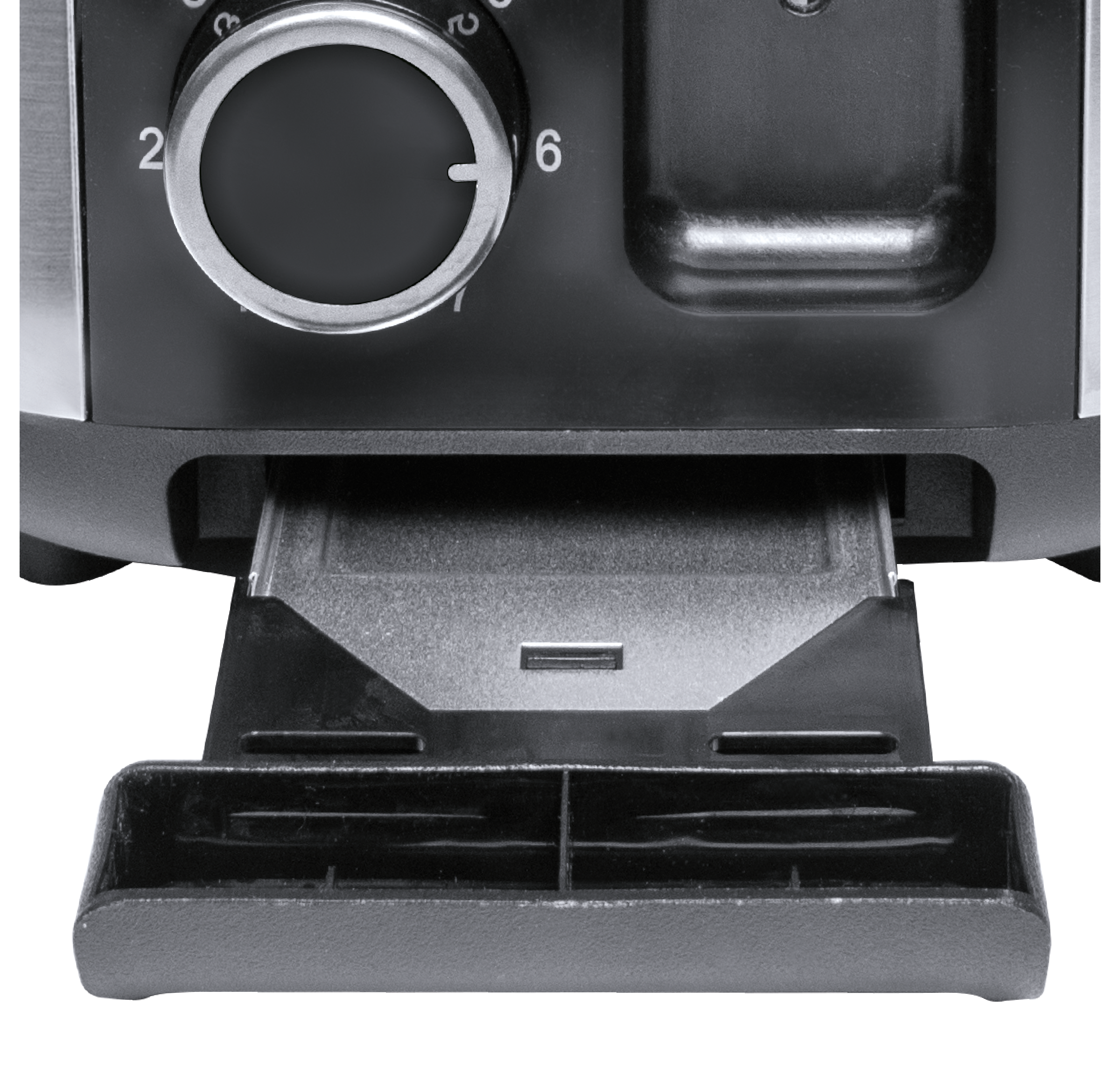 Zbliżenie na toster z pokrętłem na 2, tacką na okruchy i szczeliną. Dominują czarne i srebrne tony.