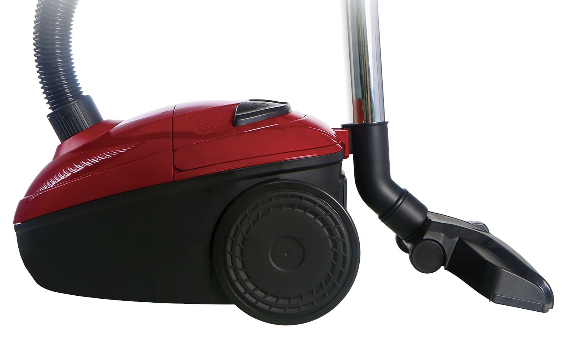 Czerwono-czarny odkurzacz. Ma wąż, metalową rurę i głowicę czyszczącą. Tło jest białe.