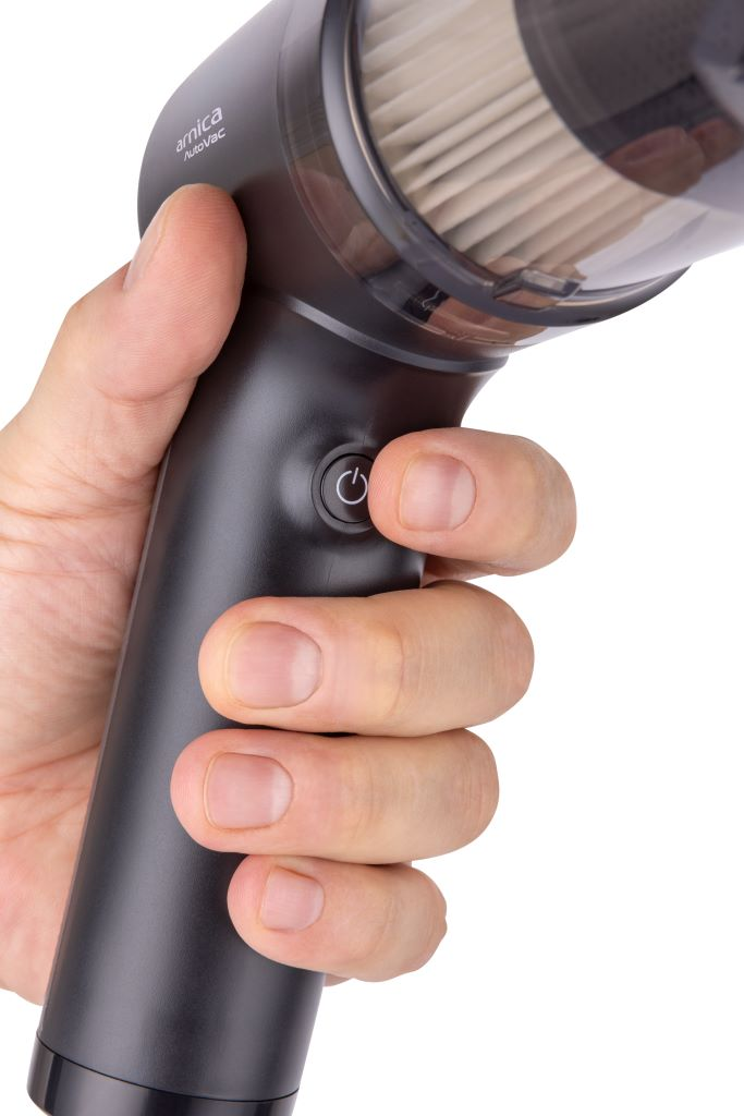 Bir el, siyah bir Arnica AutoVac el tipi elektrikli süpürge tutuyor. Güç düğmesi görünür. Filtre şeffaf kısımda.