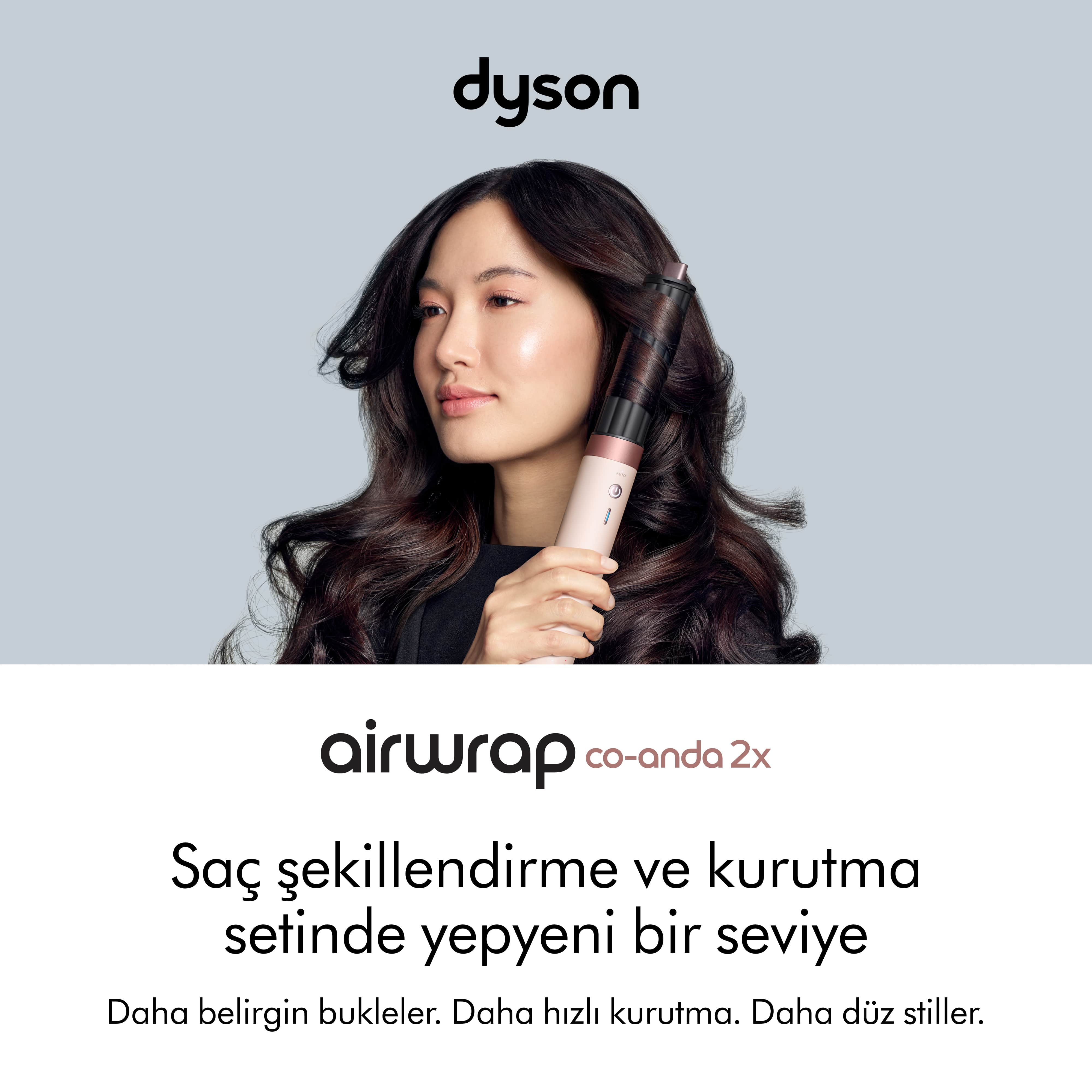 Kadın Dyson Airwrap saç şekillendirici kullanıyor. Görüntüde Dyson logosu ve altında Türkçe metin var.