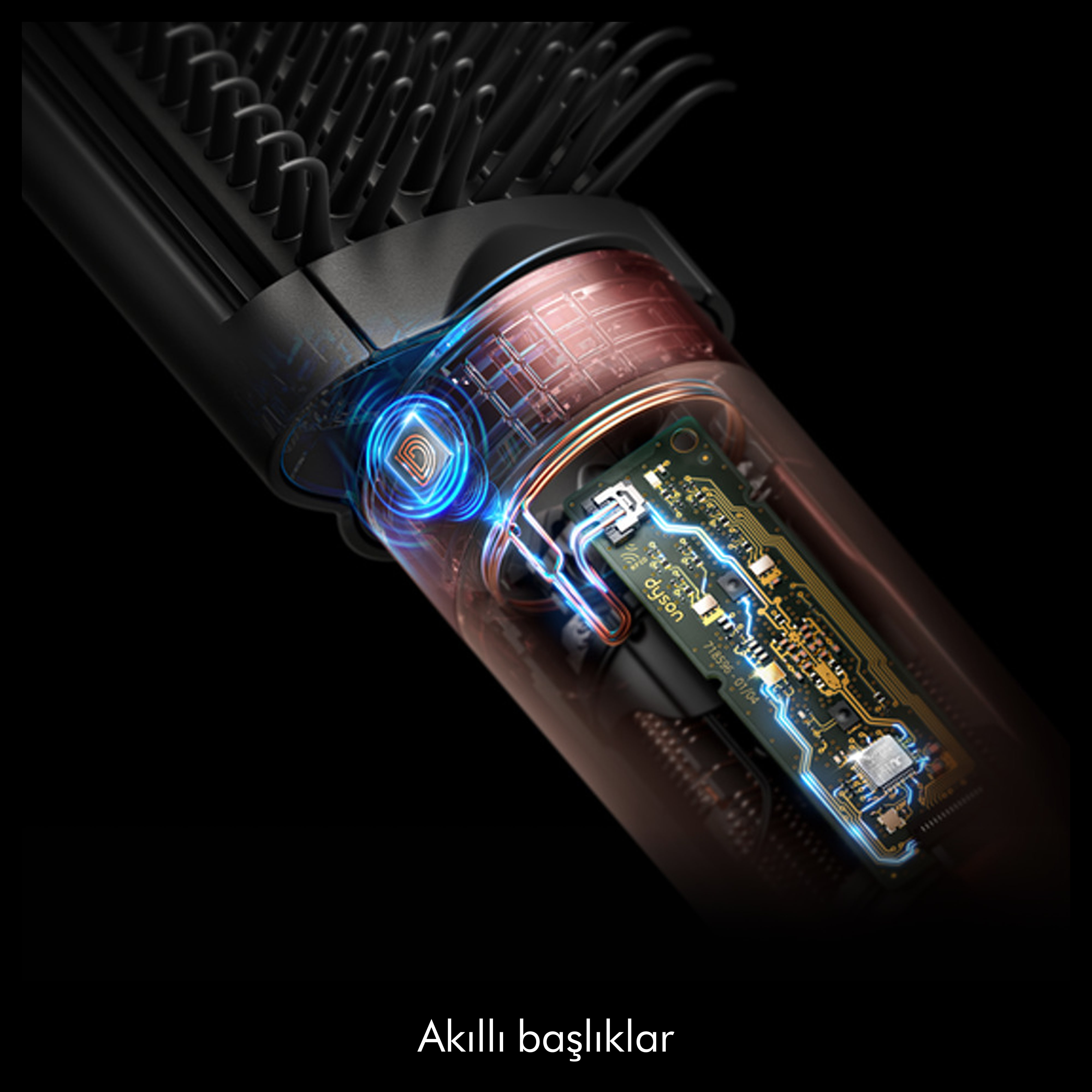 Bir Dyson saç şekillendirme aletinin iç kısmının yakın çekimi. Devre kartı ve diğer iç bileşenler görünür.