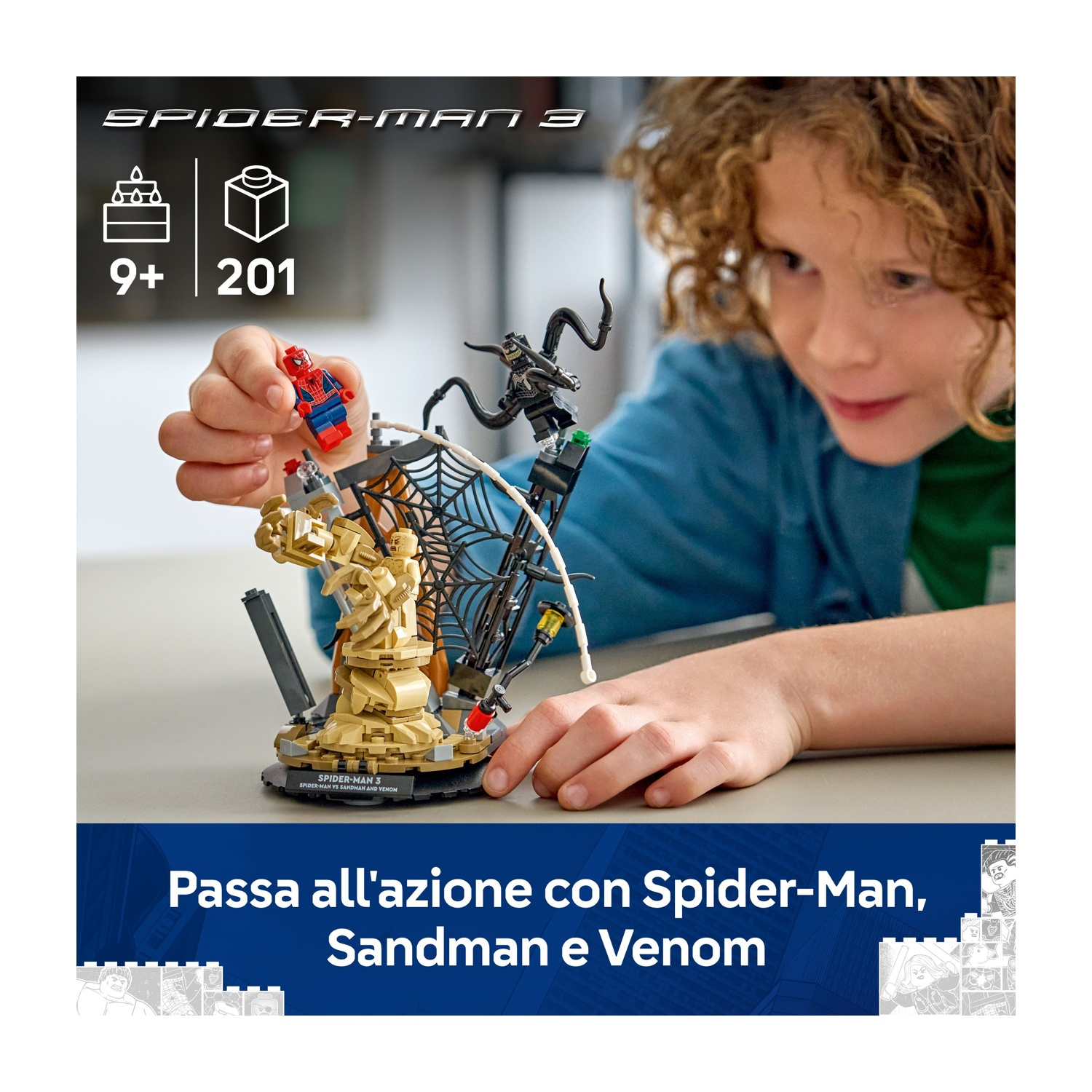 Un ragazzo tiene in mano un set LEGO di Spider-Man con Spider-Man, Sandman e Venom. Il set è su un tavolo con del testo in basso.