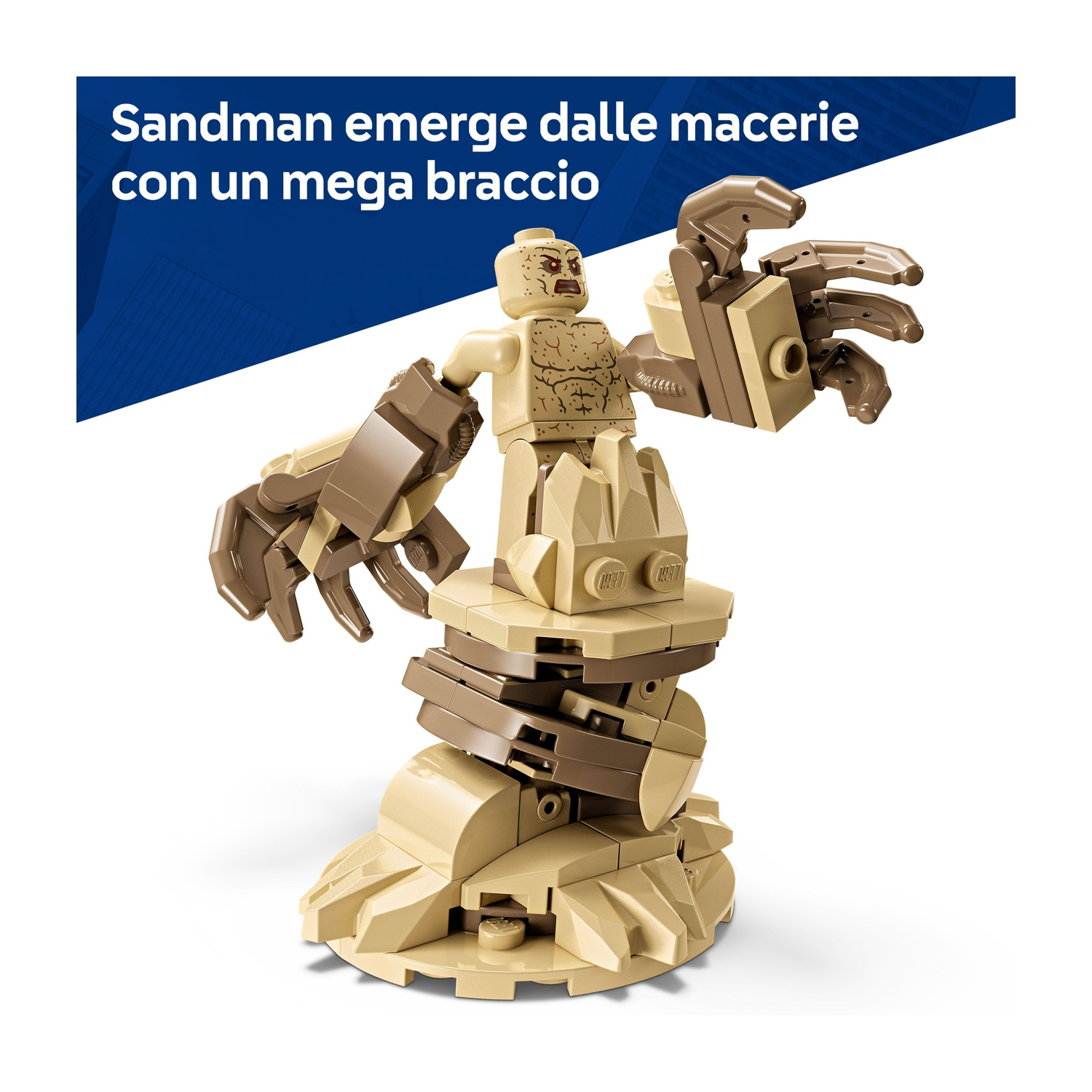 Personaggio Lego di Sandman con un braccio grande. La figura è beige e marrone. Si trova su una base beige. Il testo in alto recita 'Sandman emerge...'