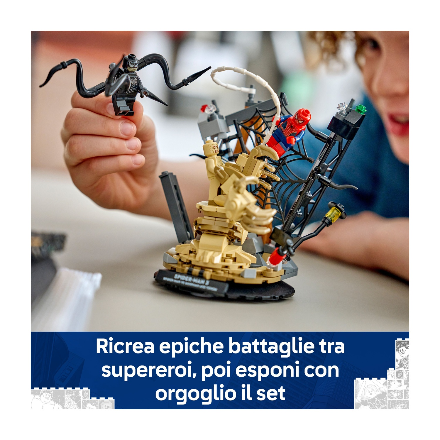 Un bambino tiene una statuina Lego di Venom. Una statuina Lego di Spider-Man è su un espositore con sfondo beige e nero.
