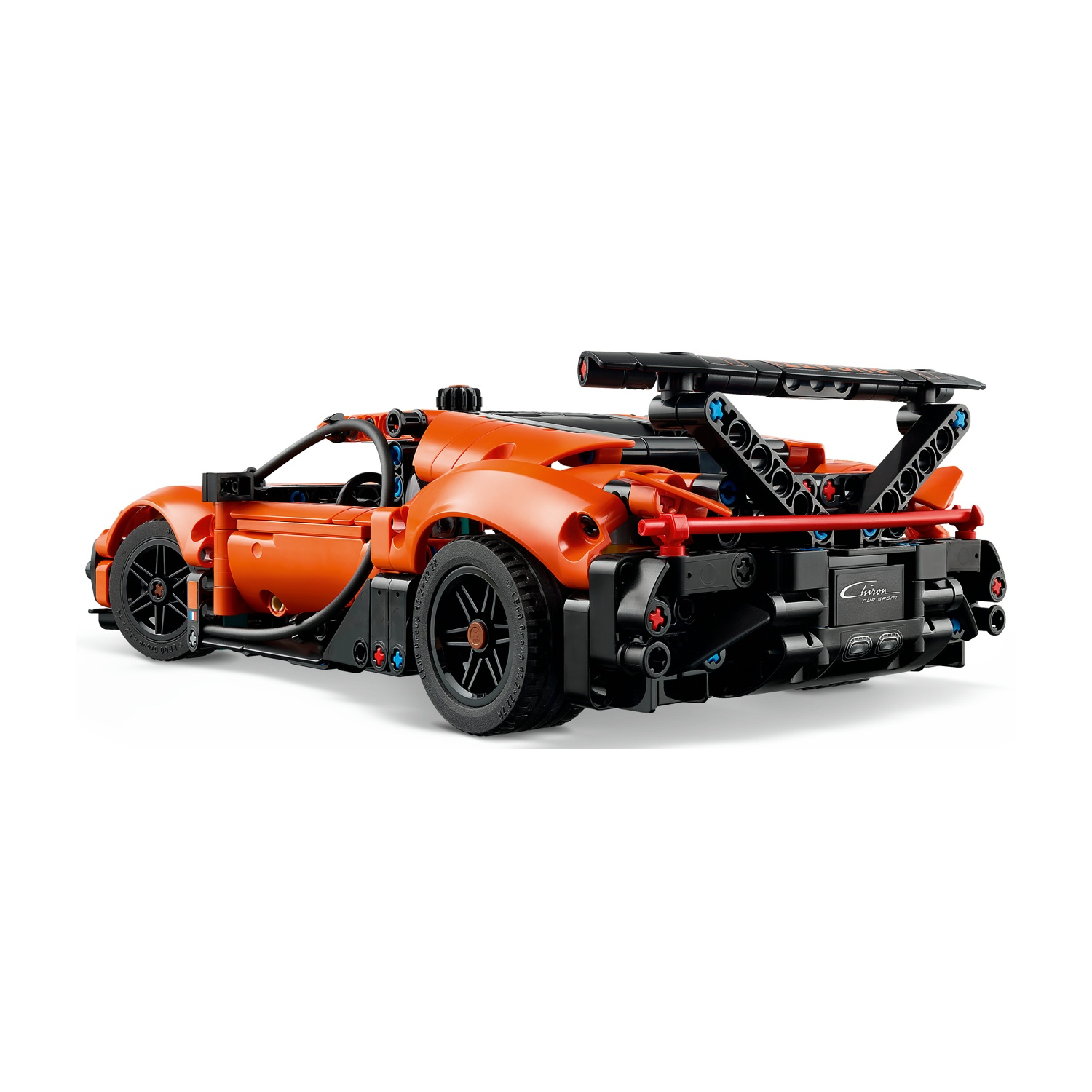 Un'auto sportiva Lego arancione con ruote nere e un grande spoiler posteriore. L'auto è su sfondo bianco.