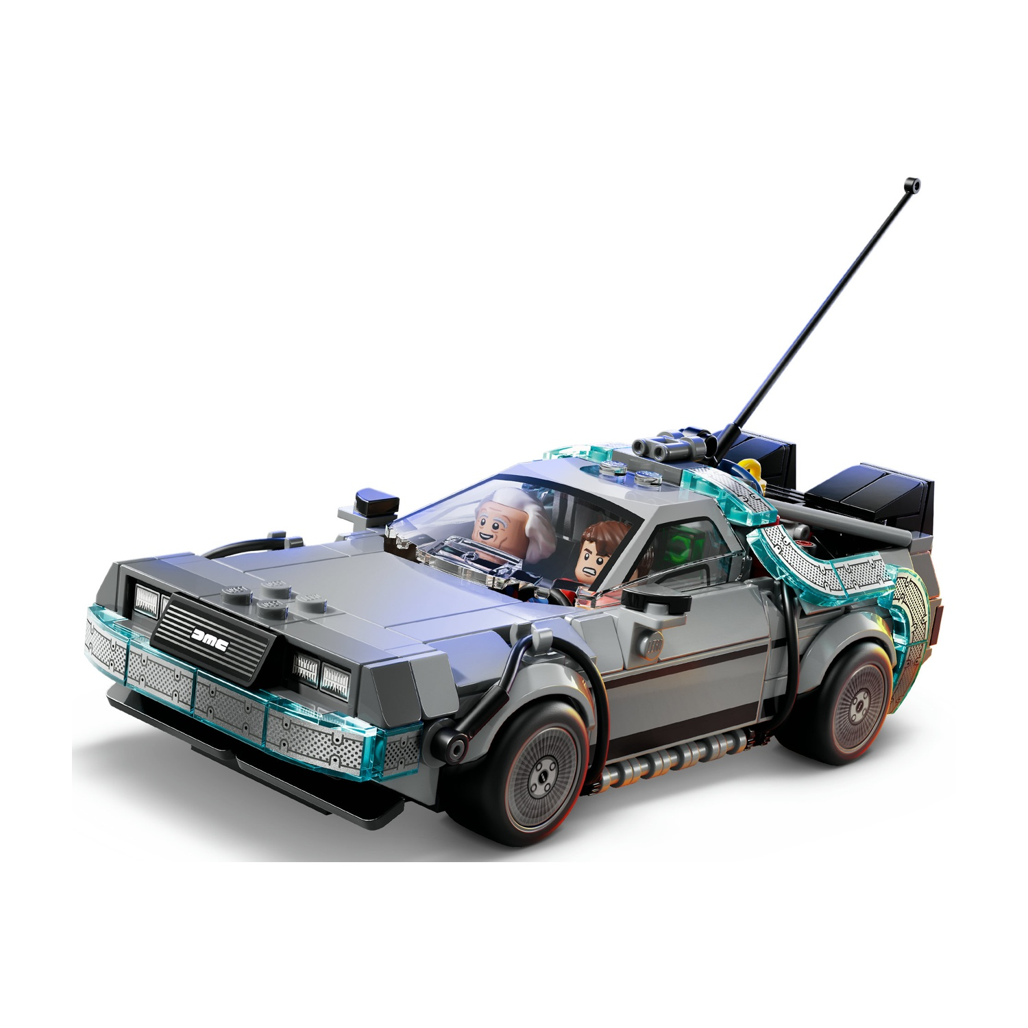 Un'auto DeLorean Lego con le statuette di Doc Brown e Marty McFly. L'auto è argentata e ha dettagli blu. Su sfondo bianco.