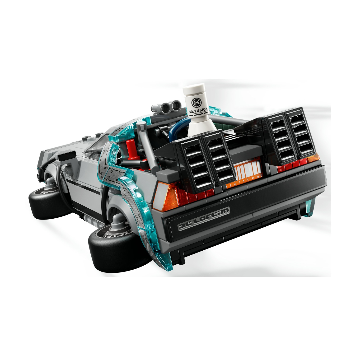 Un modello Lego dell'auto DeLorean. Carrozzeria grigia con ruote e dettagli neri. La parte posteriore presenta un contenitore Mr. Fusion e prese d'aria nere.