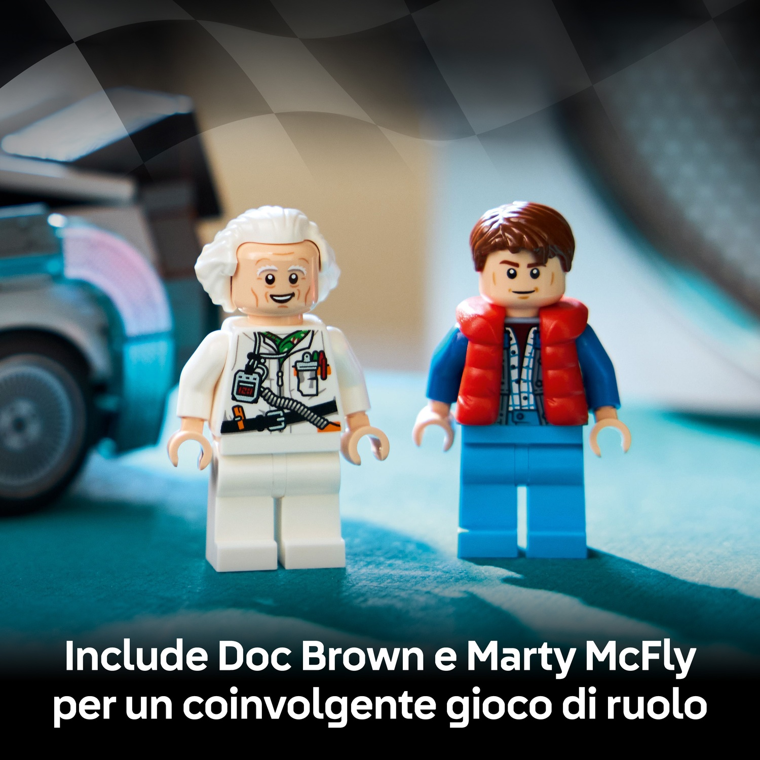 Personaggi Lego di Doc Brown e Marty McFly. Doc Brown ha i capelli bianchi, Marty indossa un gilet rosso. Un'auto sullo sfondo.
