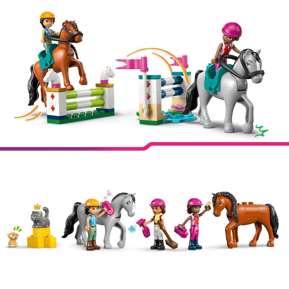 Lego-Set mit Pferden und Reitern. Springen über Zäune. Figuren sind Katze, Hund und Stallburschen mit Putzzeug und Pferd.