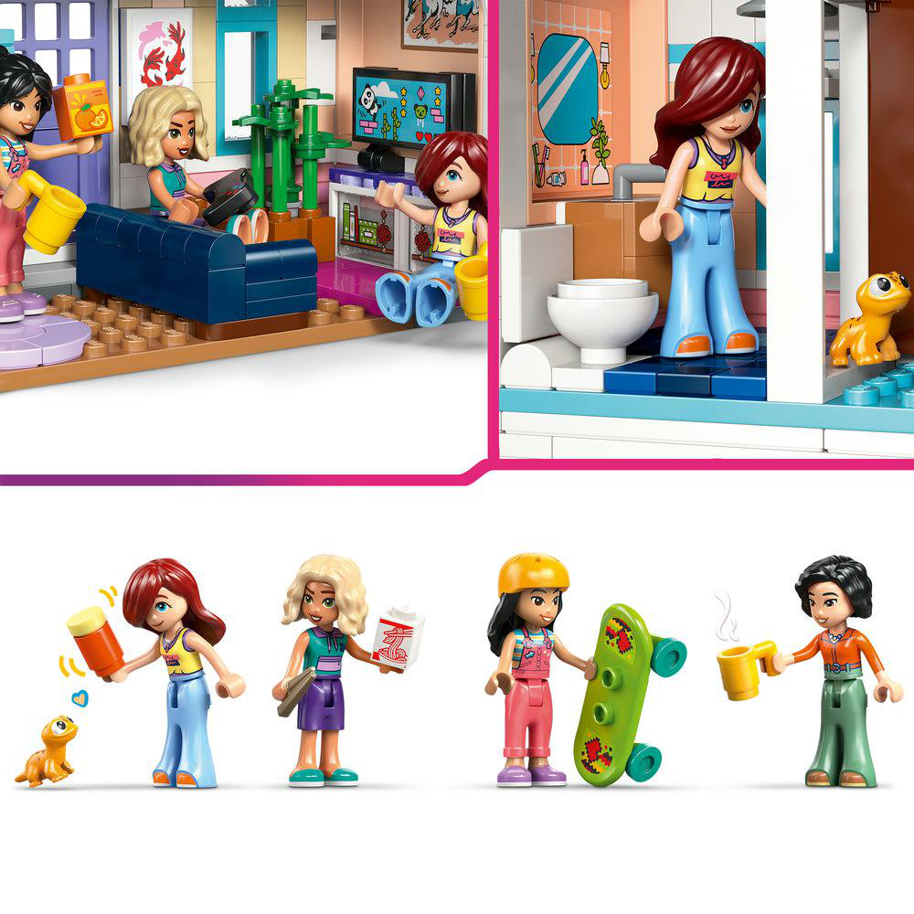 Lego-Set mit verschiedenen Szenen: ein Wohnzimmer, ein Badezimmer und Figuren mit Zubehör wie Kaffeetassen und einem Skateboard.