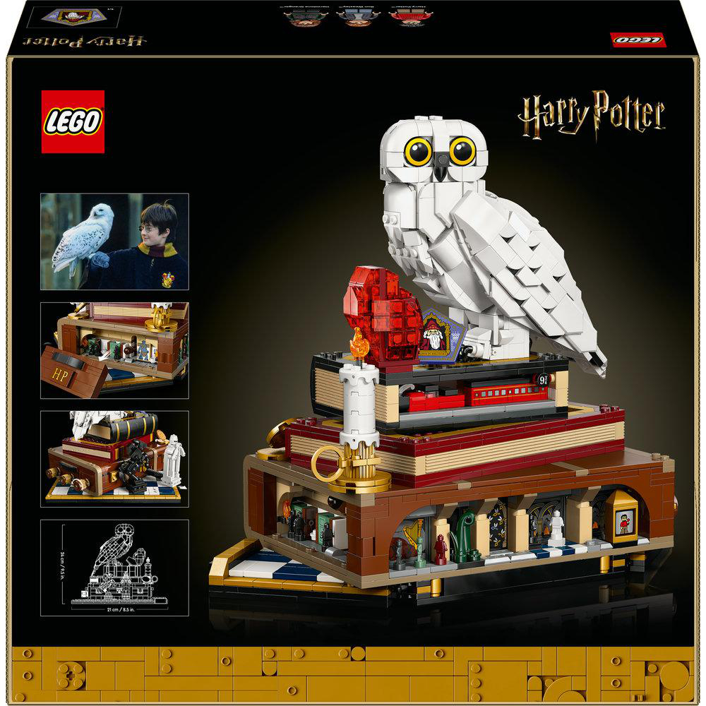 Ein Lego Harry Potter Set. Eine weiße Eule sitzt auf Büchern. Eine Kerze ist angezündet. Es gibt Miniaturen und einen Zug.