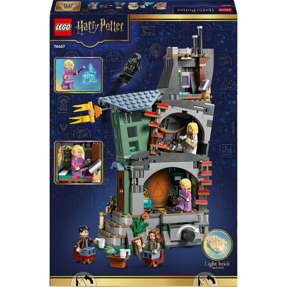 LEGO Harry Potter Set. Mehrstöckiges Gebäude mit Minifiguren. Merkmale sind ein grünes Gebäude, ein dunkelgrauer Turm und ein Lichtbaustein.