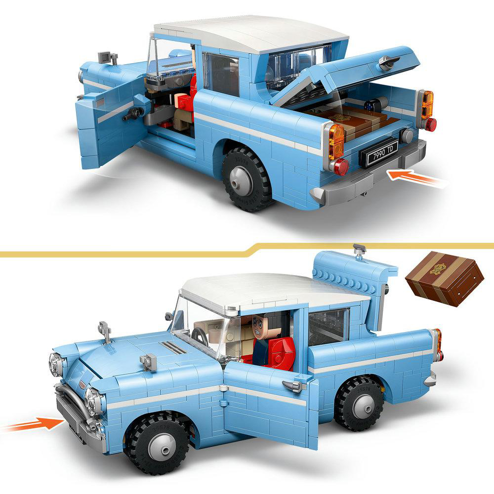 Ein blaues Spielzeugauto mit geöffneten Türen und Kofferraum. Es hat ein weißes Dach, schwarze Reifen und ein Nummernschild. Eine braune Truhe ist in der Nähe.