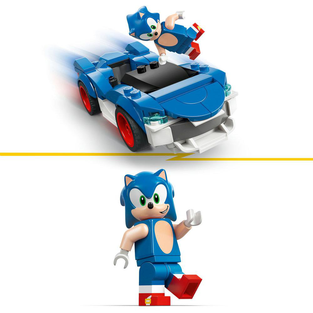 Sonic Lego-Set: blaues Auto mit roten Rädern und zwei Sonic-Figuren, eine springt, eine steht. Weißer Hintergrund.