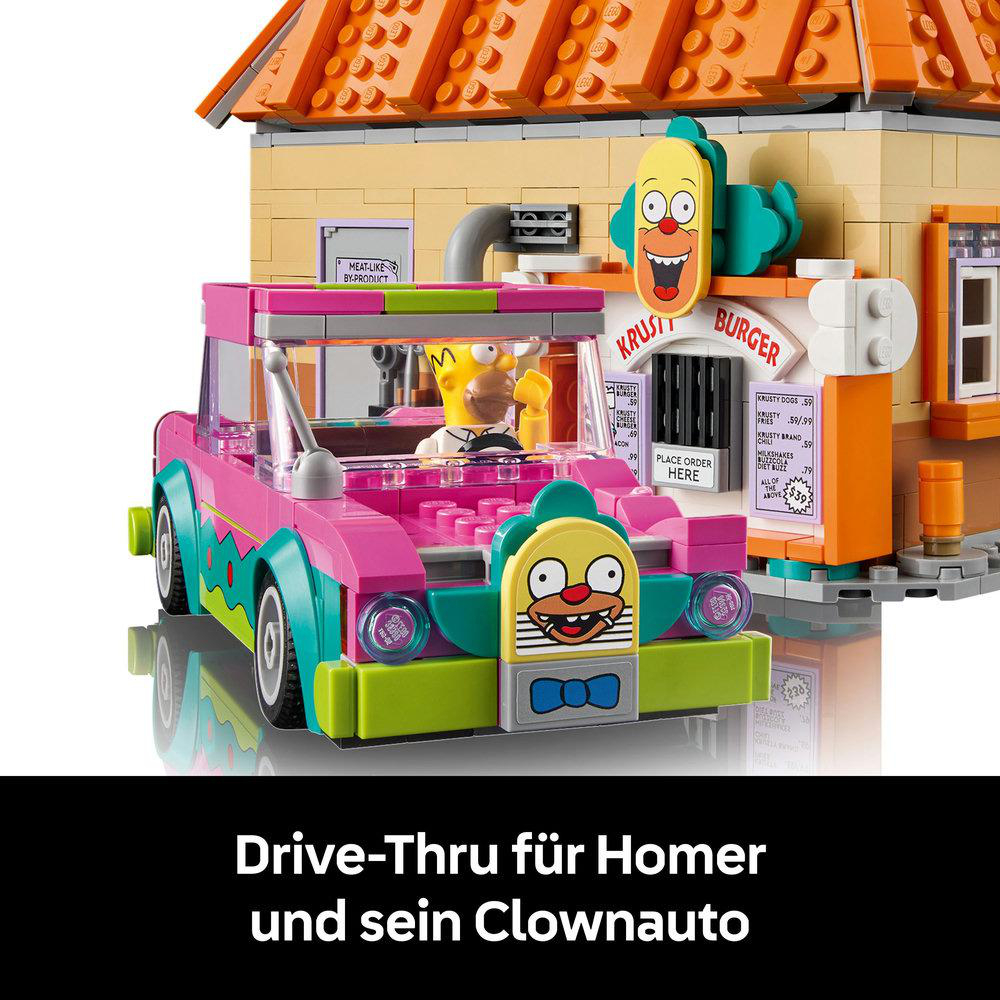Ein Lego-Set zeigt ein pinkes Auto mit Homer Simpson am Steuer. Im Hintergrund ein Krusty Burger Drive-Thru.