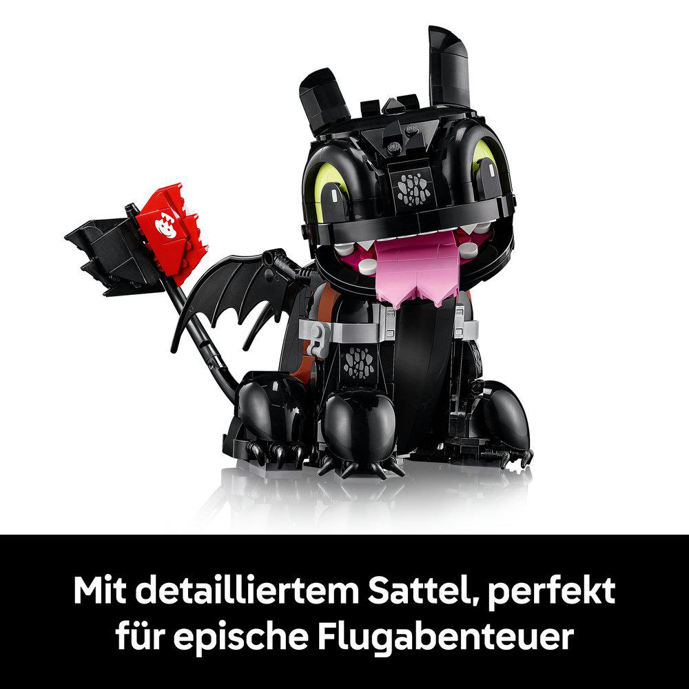 Schwarzes Drachenspielzeug mit rosa Zunge und roter Fahne. Es befindet sich auf weißem Hintergrund. Der Text lautet: Mit detailliertem Sattel, perfekt für epische Flugabenteuer.
