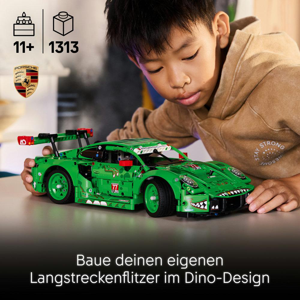 Ein Junge betrachtet ein grünes Lego-Rennauto. Das Auto hat dinosaurierartige Details. Im Hintergrund sind Symbole und Text zu sehen.