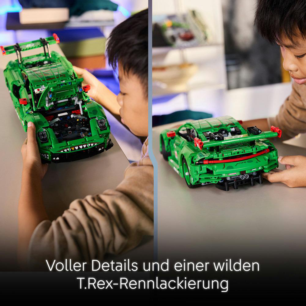 Zwei Bilder zeigen ein Kind, das ein grünes Spielzeugauto hält. Das Auto hat detaillierte Teile und einen Spoiler. Der Hintergrund ist unscharf.