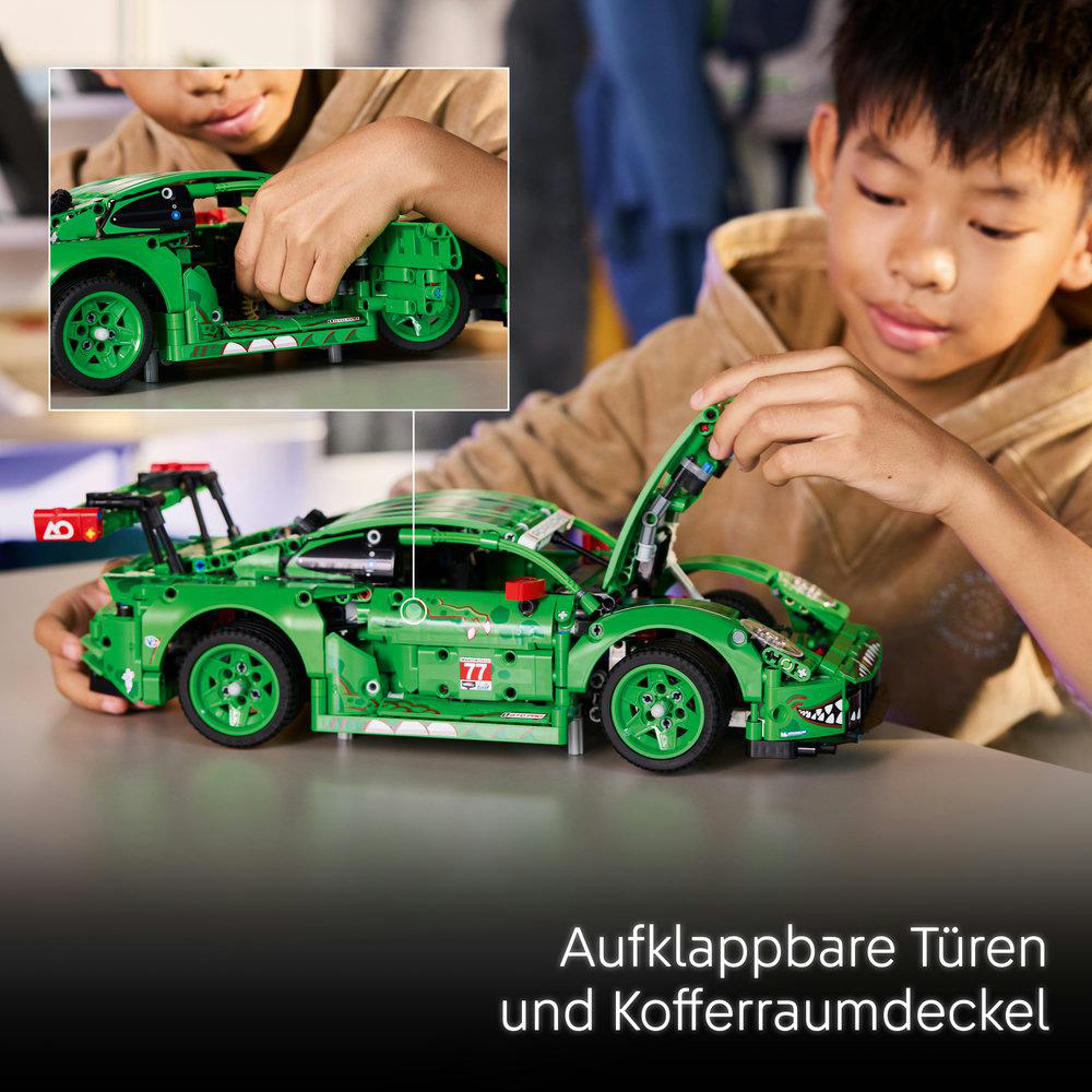 Ein Junge öffnet die Motorhaube und Tür eines grünen Spielzeugautos. Das Auto hat die Nummer 77. Der Text lautet 'Aufklappbare Türen und Kofferraumdeckel'.