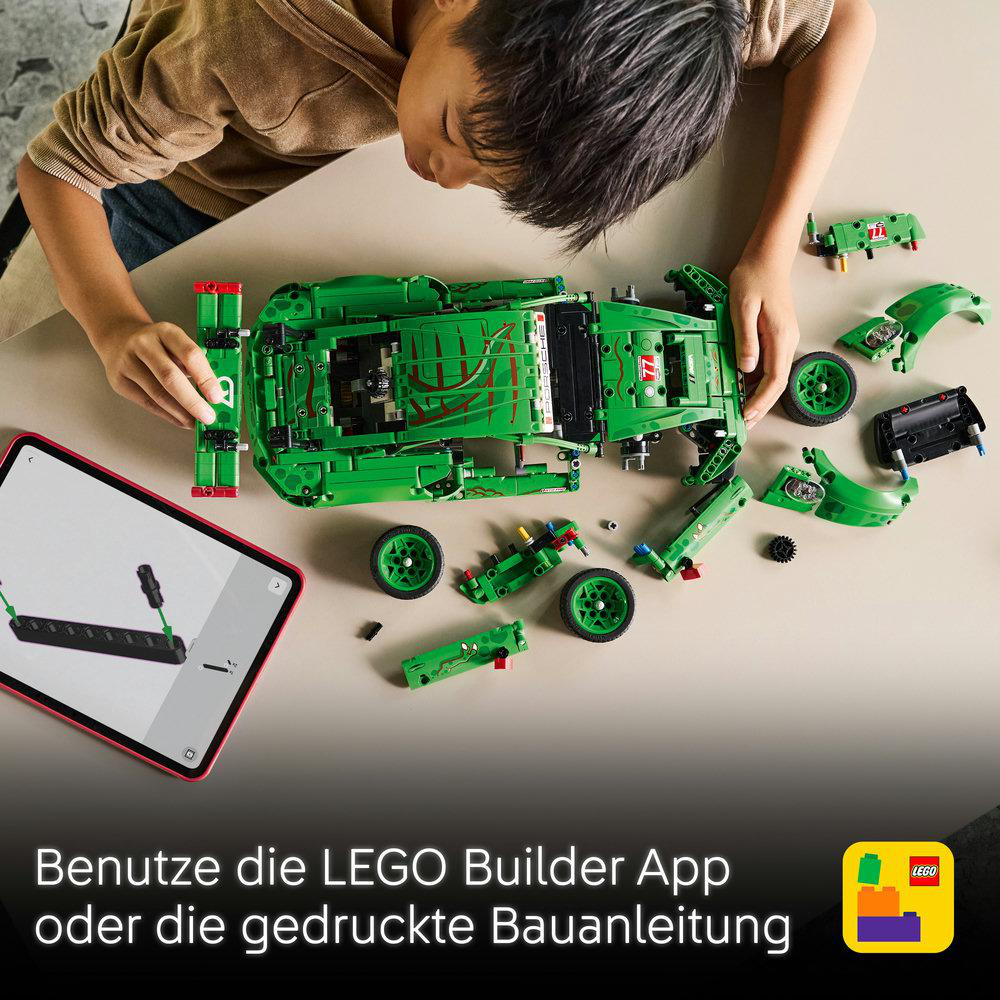 Ein Kind baut ein grünes Lego-Auto. Teile sind verstreut. Ein Tablet zeigt Anweisungen. Das Lego-Logo ist in der Ecke.