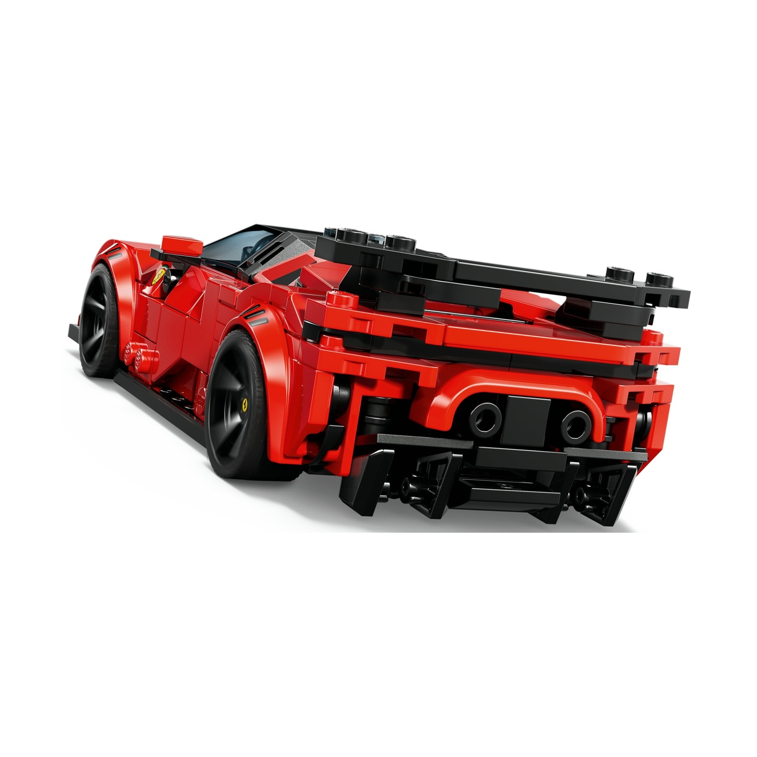 Un'auto sportiva Lego rossa vista da dietro. Ha ruote e spoiler neri. Lo sfondo è bianco.