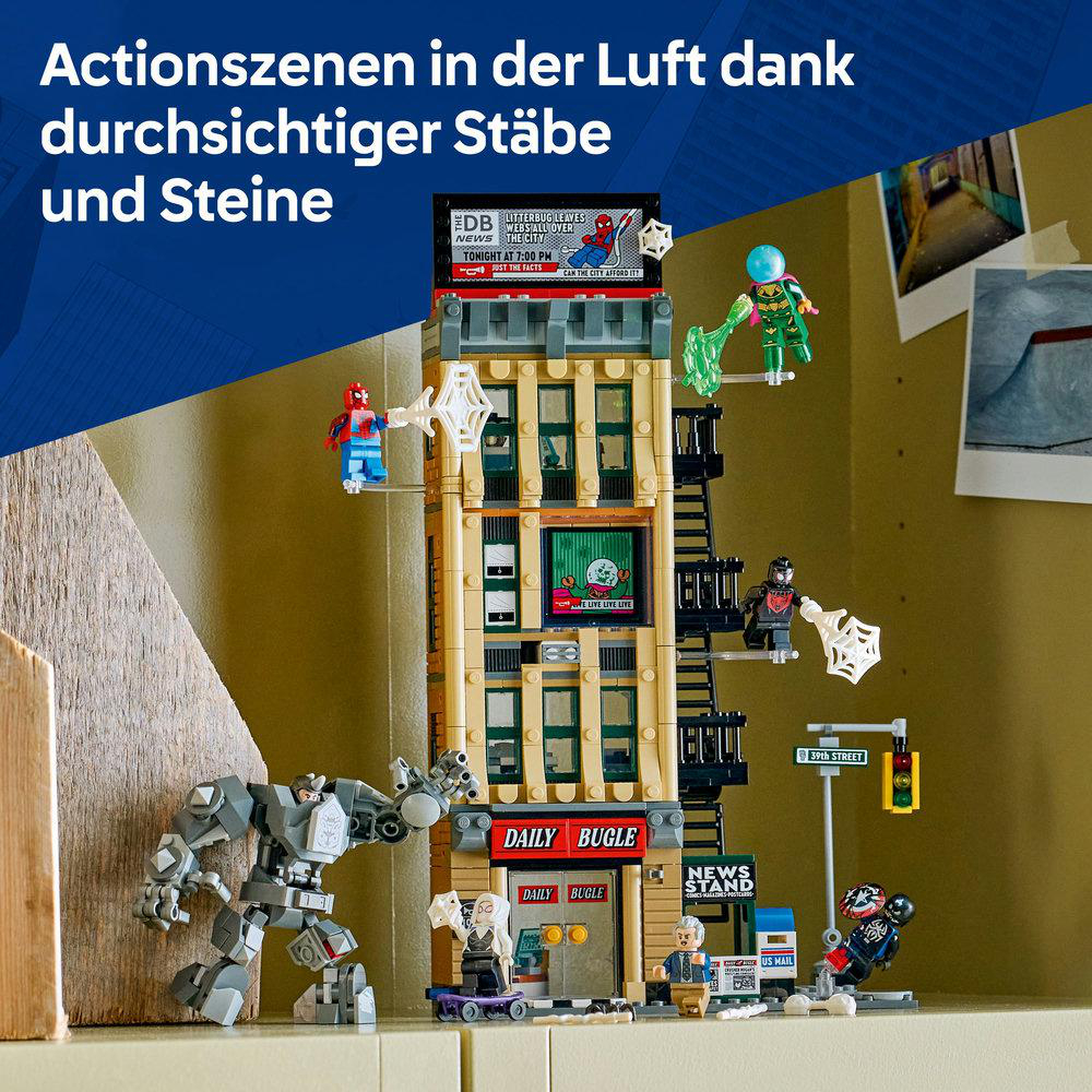 Lego-Set des Daily Bugle-Gebäudes mit Spider-Man-Figuren, einem Roboter und einem Zeitungskiosk. Das Gebäude hat mehrere Stockwerke und ein Daily Bugle-Schild.