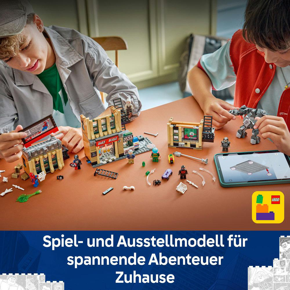Zwei Jungen bauen Lego-Sets auf einem Tisch. Lego-Sets enthalten ein Gebäude, Figuren und einen Roboter. Ein Telefon liegt auf dem Tisch.