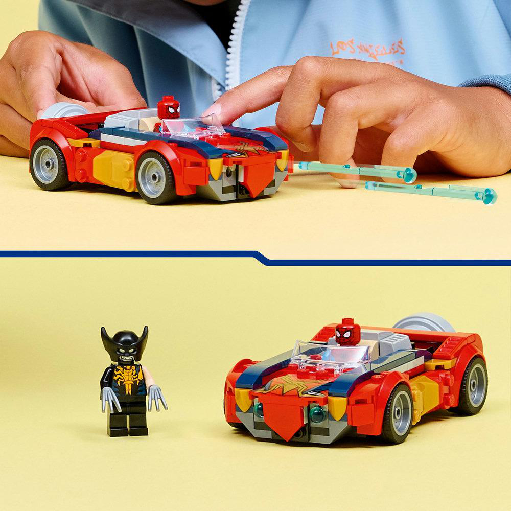Ein Lego-Auto mit einer Spider-Man-Figur und einer weiteren Lego-Figur. Eine Hand hält ein hellblaues Lego-Teil.
