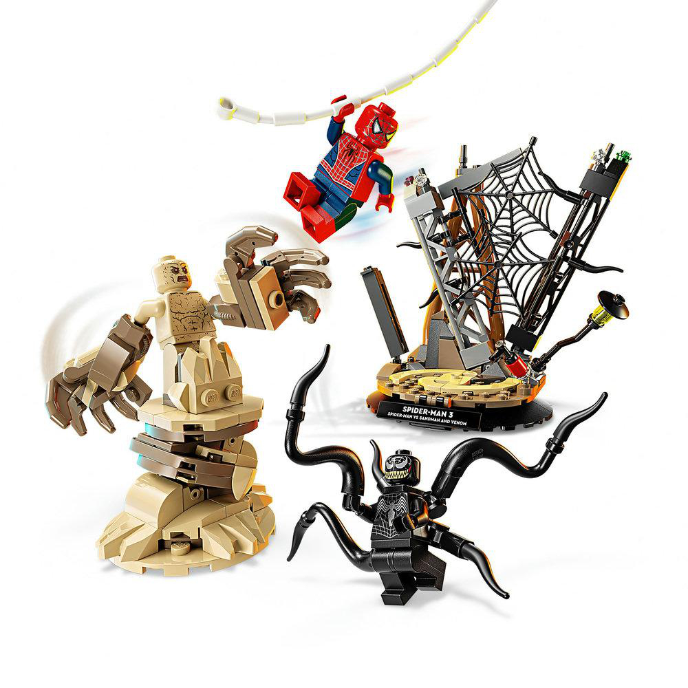 Lego Spider-Man-Set mit Sandman, Venom, Spider-Man und einer Netzstruktur. Sandman ist beige, Venom ist schwarz, Spider-Man ist rot und blau.