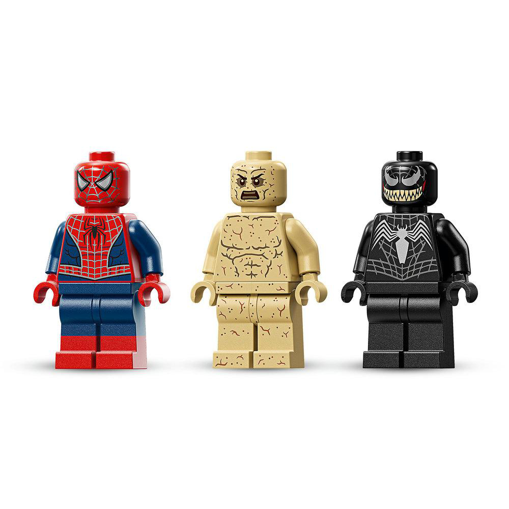 Drei Lego-Figuren: Spider-Man, Sandman und Venom. Jede Figur hat eine unverwechselbare Pose mit einzigartigen Farben und Designs.