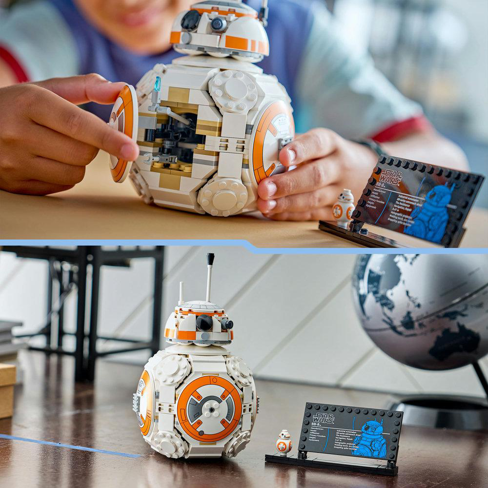 Eine Person öffnet einen Lego BB-8-Droiden. Der Droide ist weiß und orange. Ein kleiner BB-8, ein Star-Wars-Schild und ein Globus sind daneben.