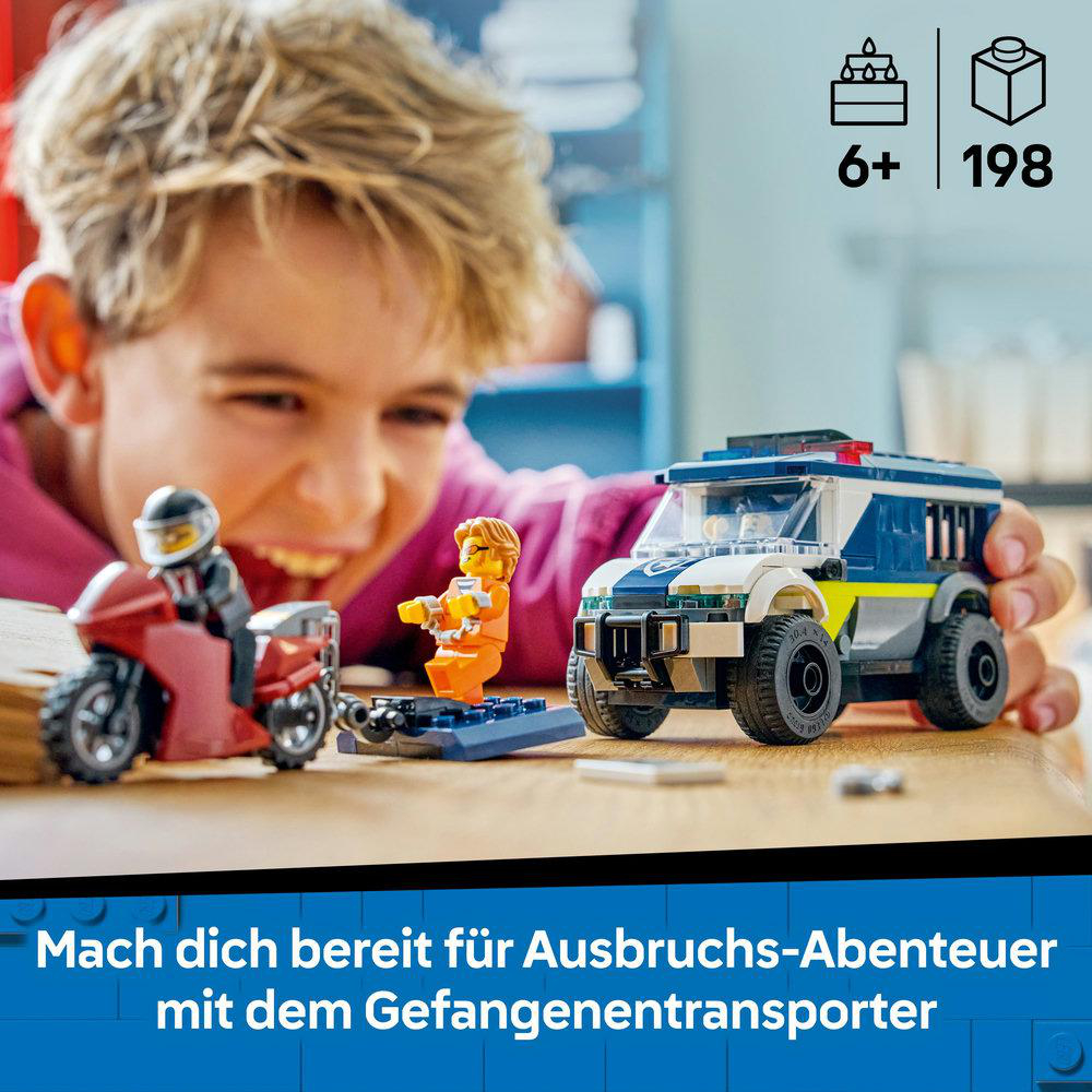 Ein Junge lächelt und spielt mit einem Lego-Polizeifahrzeug, Motorrad und Figuren. Das Set hat eine Altersangabe von 6+ und 198 Teile.