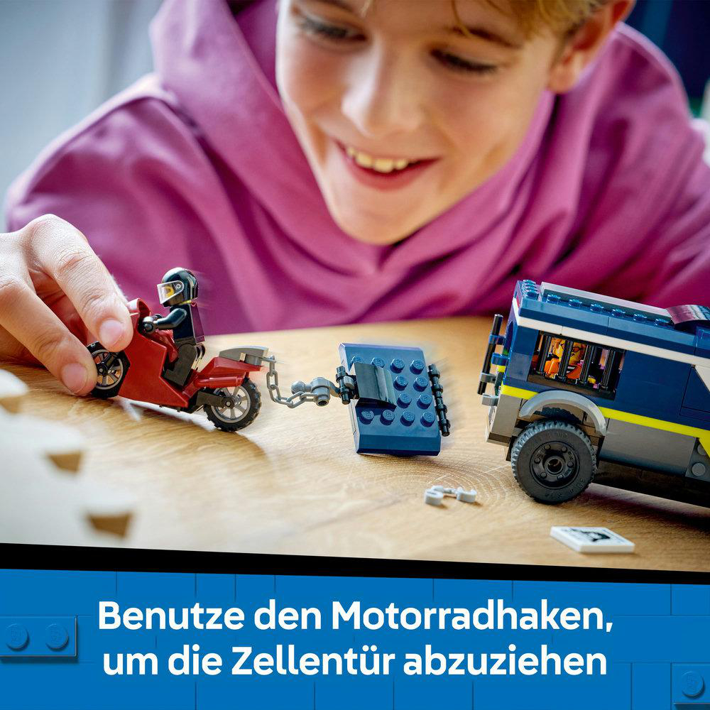 Ein Junge lächelt und spielt mit einem Spielzeugmotorrad, einer blauen Zellentür und einem Polizeiwagen. Das Motorrad zieht die Tür.