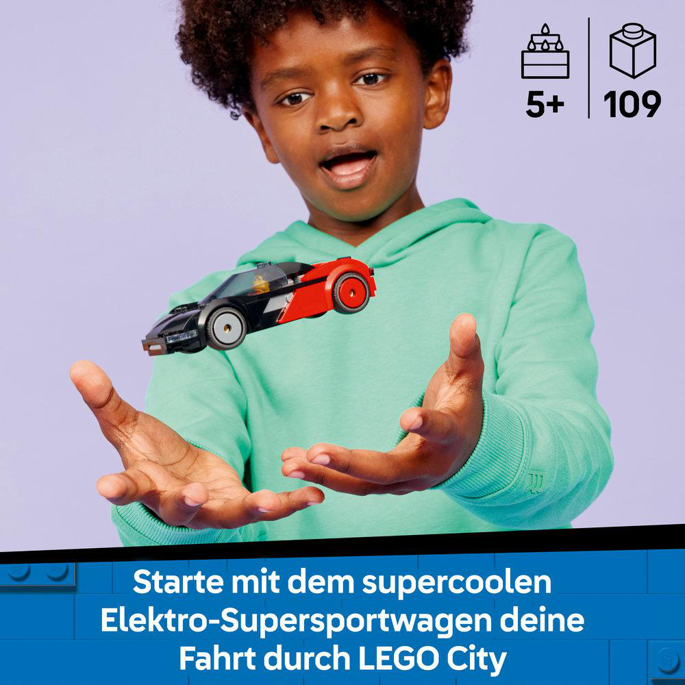Ein Junge hält ein Spielzeug-Sportwagen. Das Auto ist schwarz und rot. Text: 'Starte mit dem supercoolen Elektro-Supersportwagen durch LEGO City'.